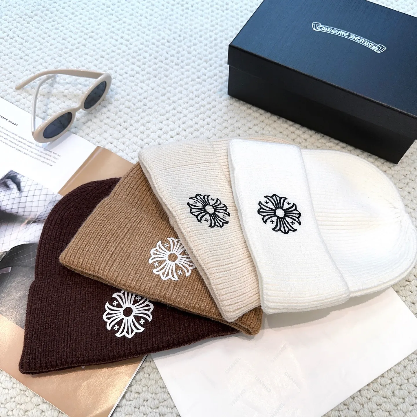 P46 🤍Chrome hearts new autumn and winter cross knitted hat🧶 One of the must-have hats in autumn and winter~ It really looks good on whoever wears it~, it is also a perfect match in black and white and gray in autumn~
